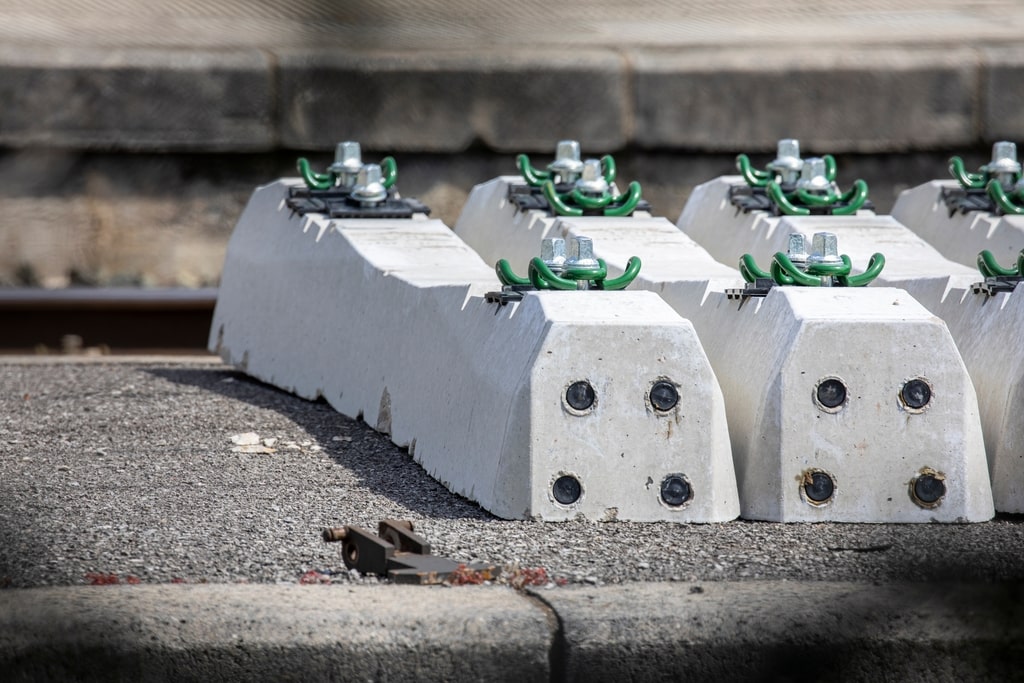 Изграждане, ремонт и рехабилитация на железопътна инфраструктура